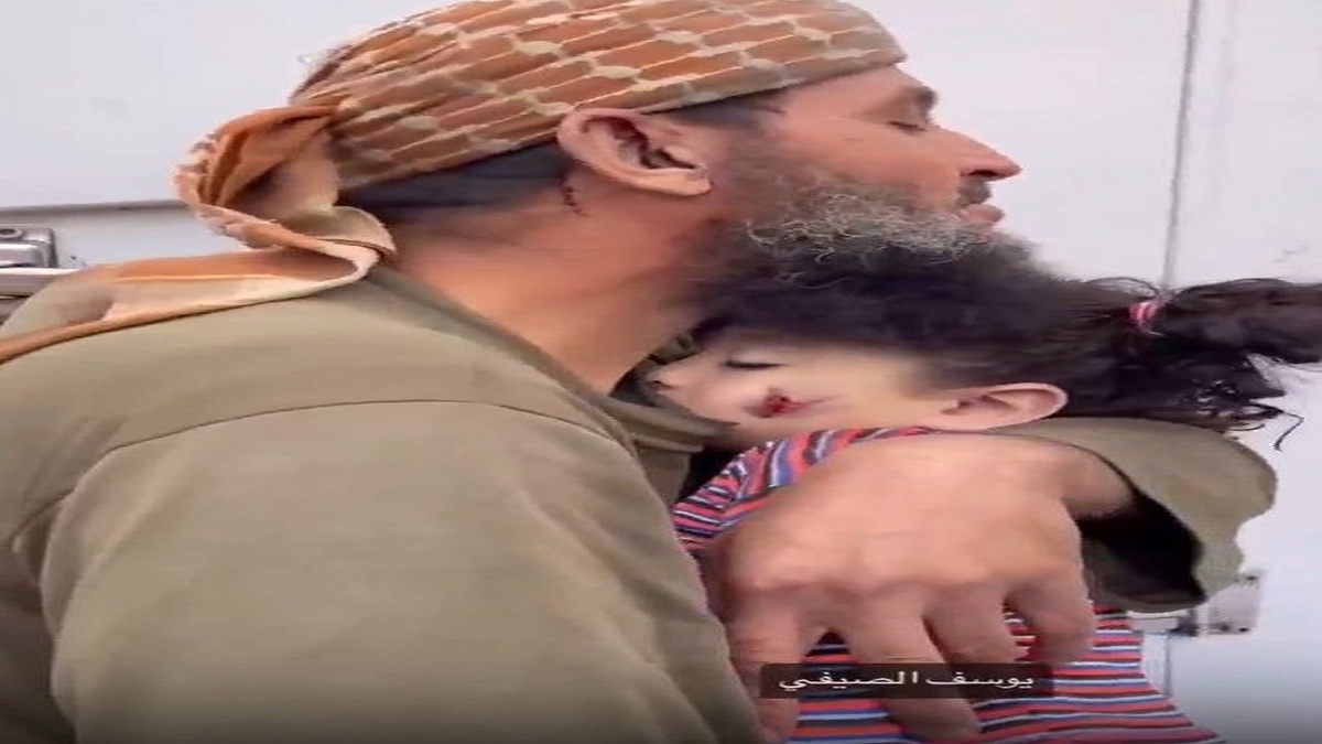 اشک مادر فلسطینی از سیر شدن فرزندش بعد از چندین روز + فیلم