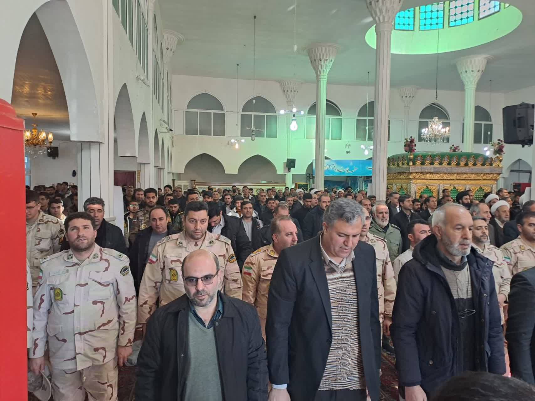 صف آرایی نمازگزاران در مراسم 9 دی