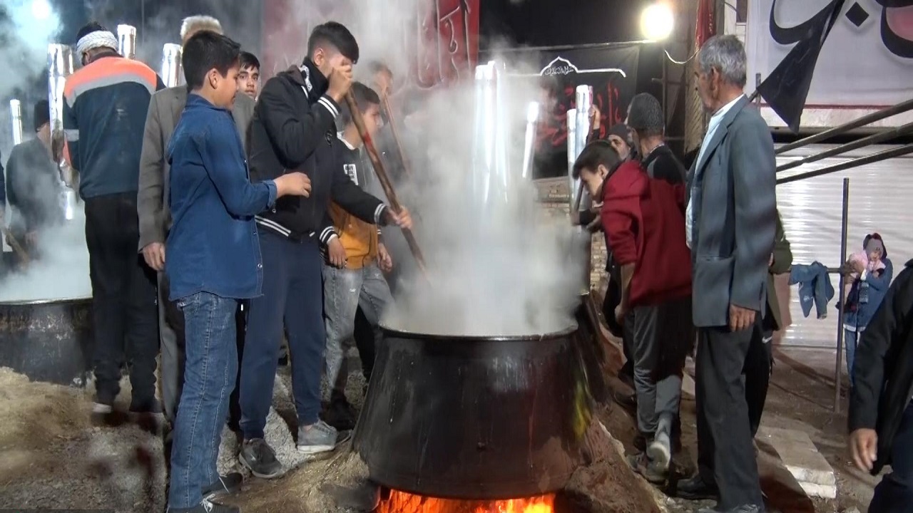 پخت حلیم به یاد حاج قاسم سلیمانی در آران وبیدگل + فیلم