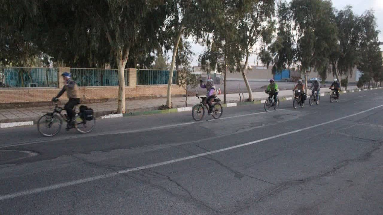 ۱۳۰۰ کیلومتر دوچرخه سواری، به عشق حاج قاسم