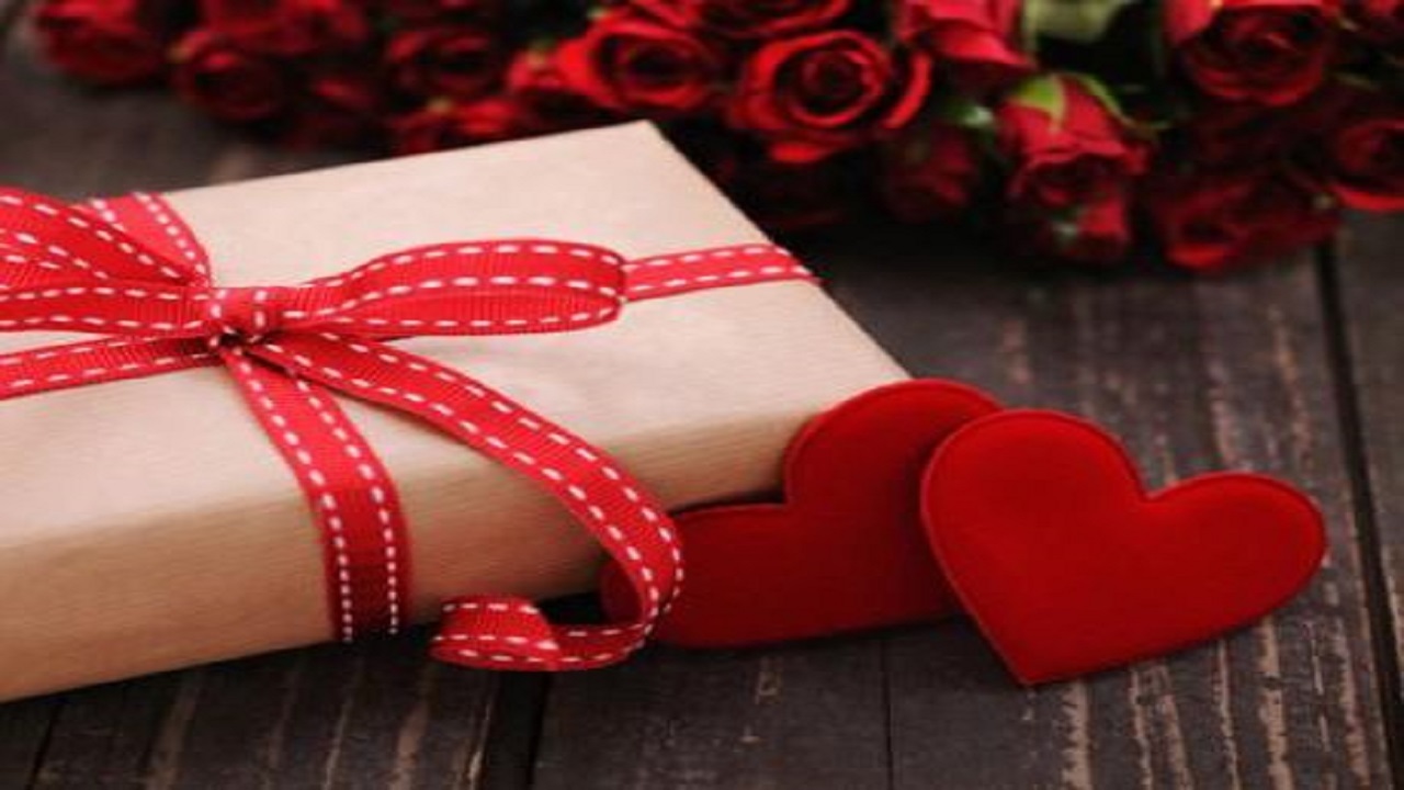 آثار معجزه‌آسای هدیه دادن به همسر در شادی و آرامش خانواده