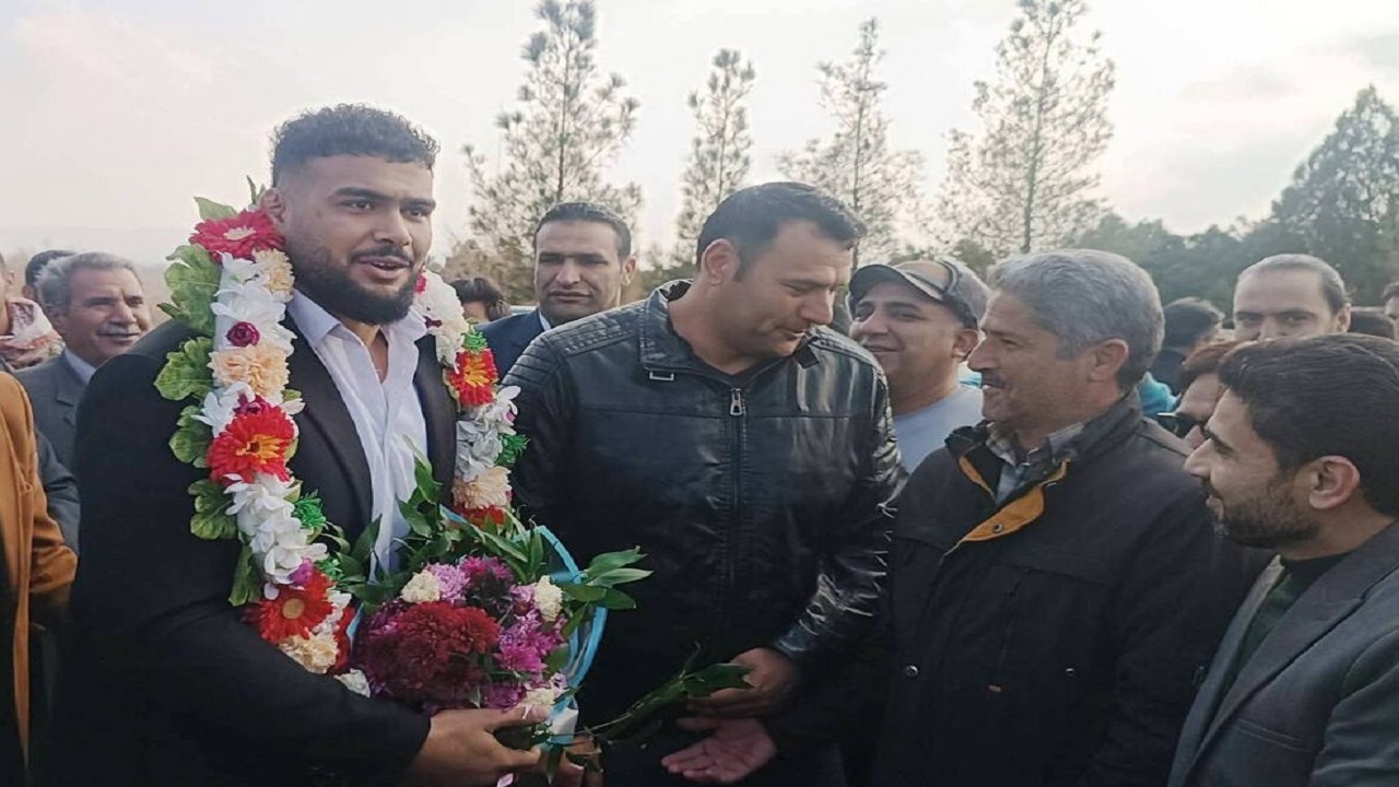 پهلوان سال ایران در زادگاهش تایباد مورد استقبال قرار گرفت