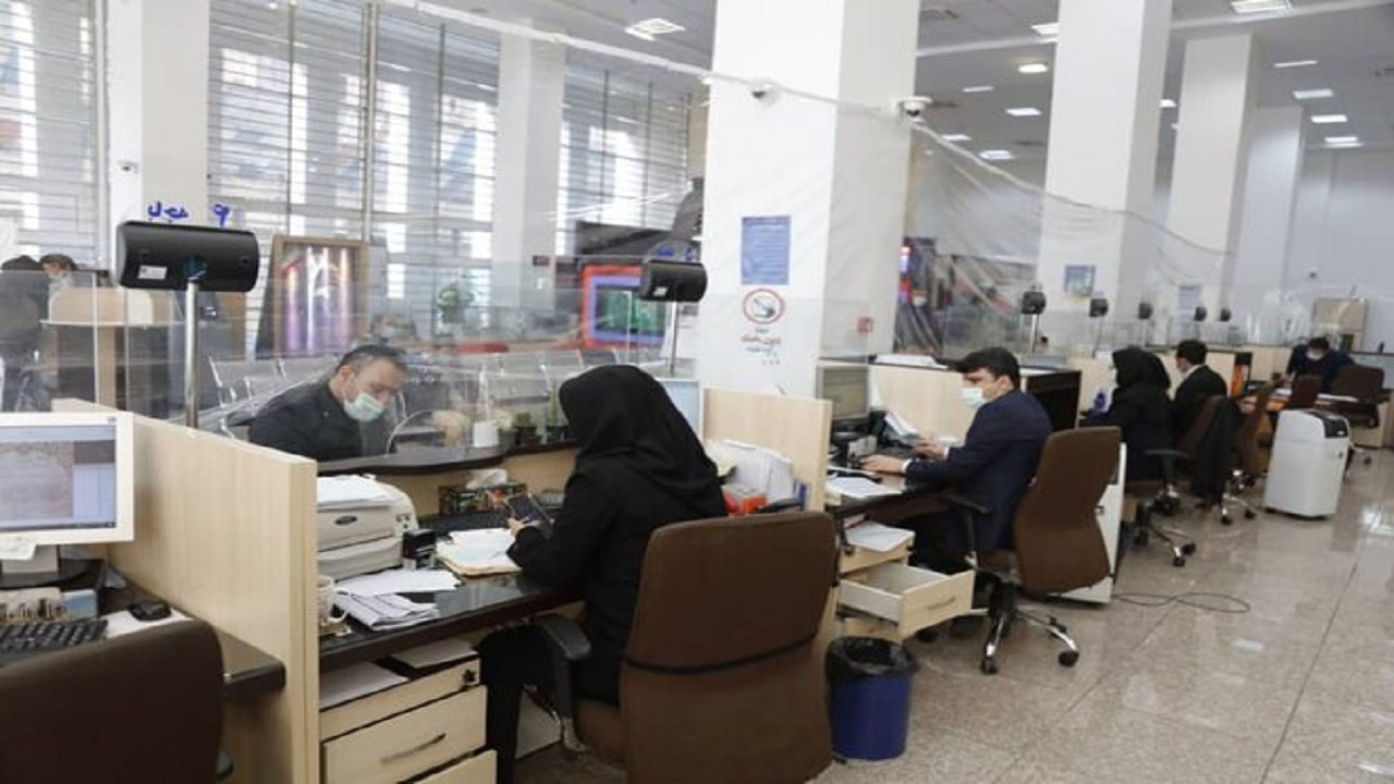 گلایه برخی از کارمندان بانک تجارت از عدم تبدیل وضعیت کارکنان شرکتی