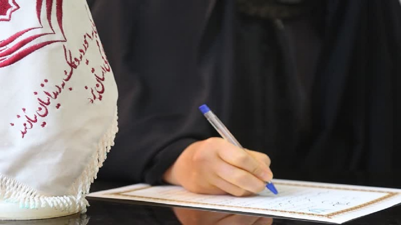 بانوی معمار یزدی گل کاشت