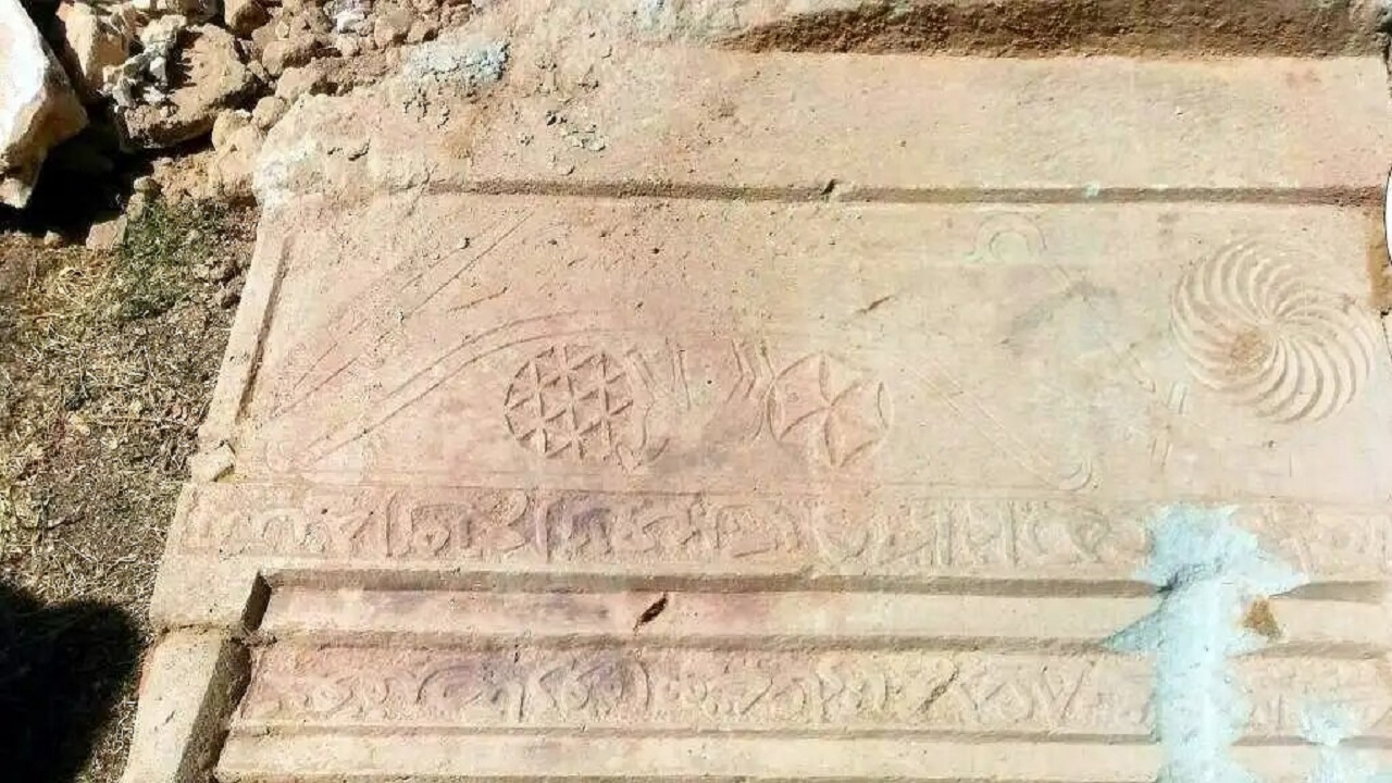 کشف کتیبه ۷۷۲ ساله از امام‌زاده سیدان اسدآباد
