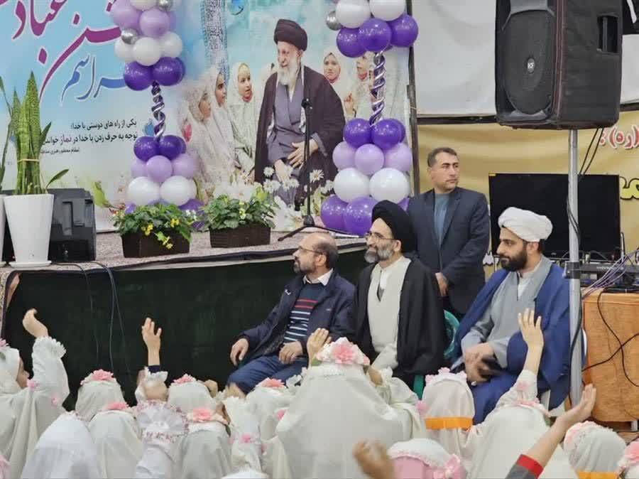 نماز خواندن دانش آموزان در مراسم جشن تکلیف