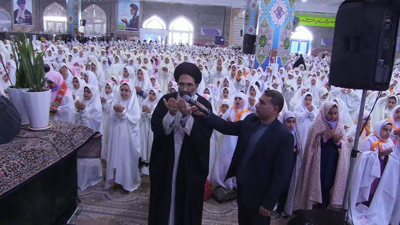 صف آرایی نمازگزاران در مراسم جشن تکلیف