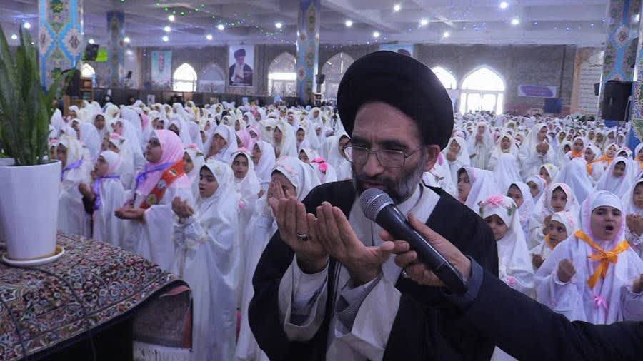 اقامه نماز جماعت در مراسم جشن تکلیف