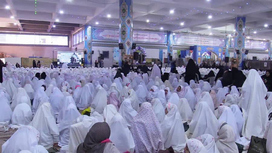 نماز خواندن دانش آموزان در مراسم جشن تکلیف