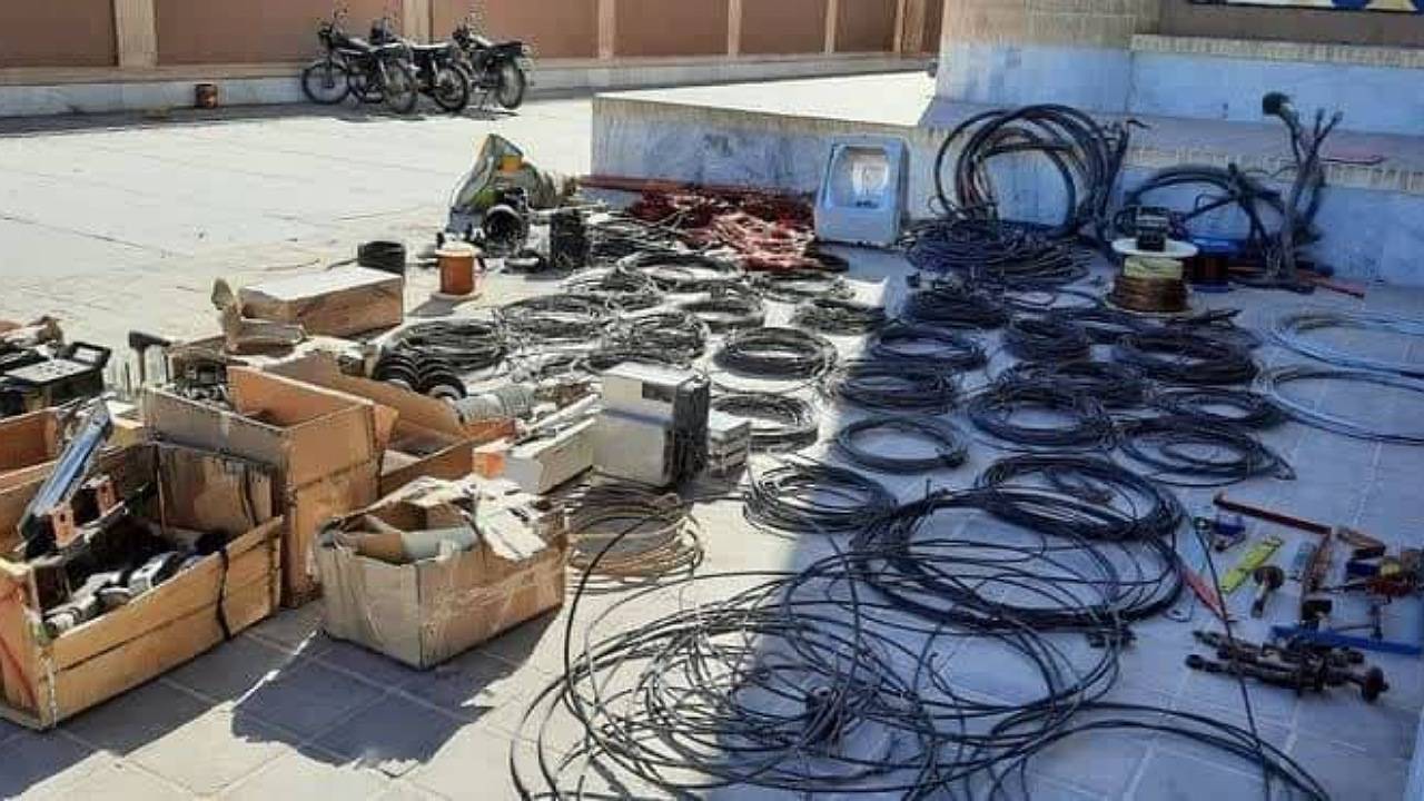 دستگیری ۱۹ سارق و مالخر سیم و تجهیزات برق رسانی در سیرجان