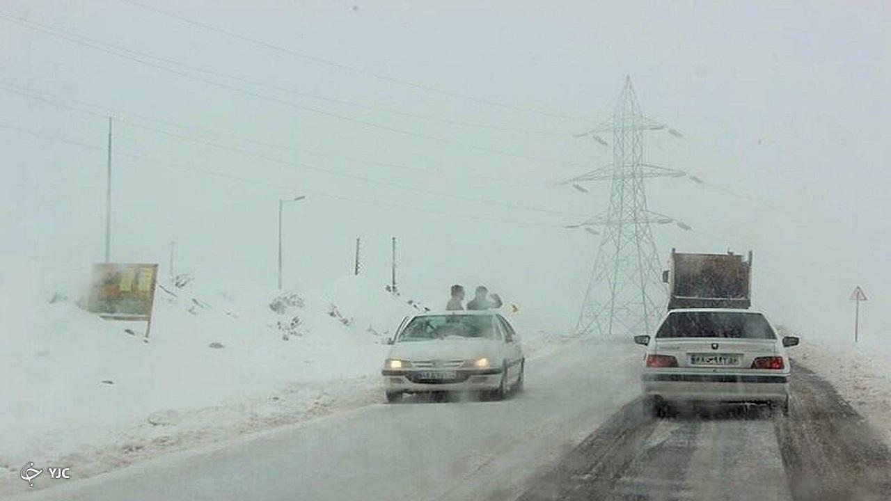 تردد در گردنه‌های مهاباد با زنجیرچرخ امکان‌پذیر است