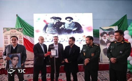 نواخته شدن زنگ انقلاب در مدرسه ام هانی یزد همزمان با سراسر کشور+تصویر