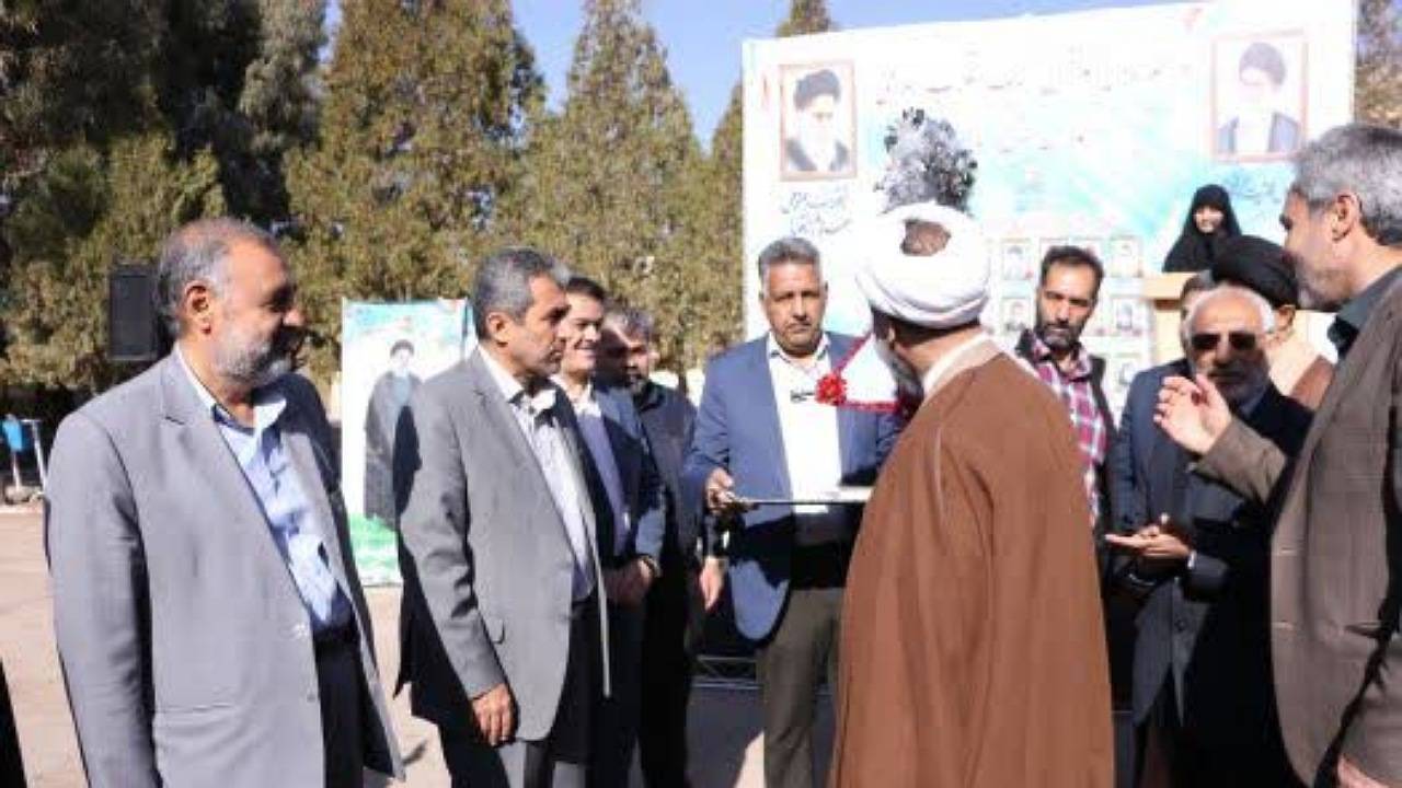 نواختن زنگ انقلاب در مدرسه شهدای حادثه تروریستی کرمان/ زنگ انقلاب در ۶۰۲۰ مدرسه استان کرمان نواخته شد