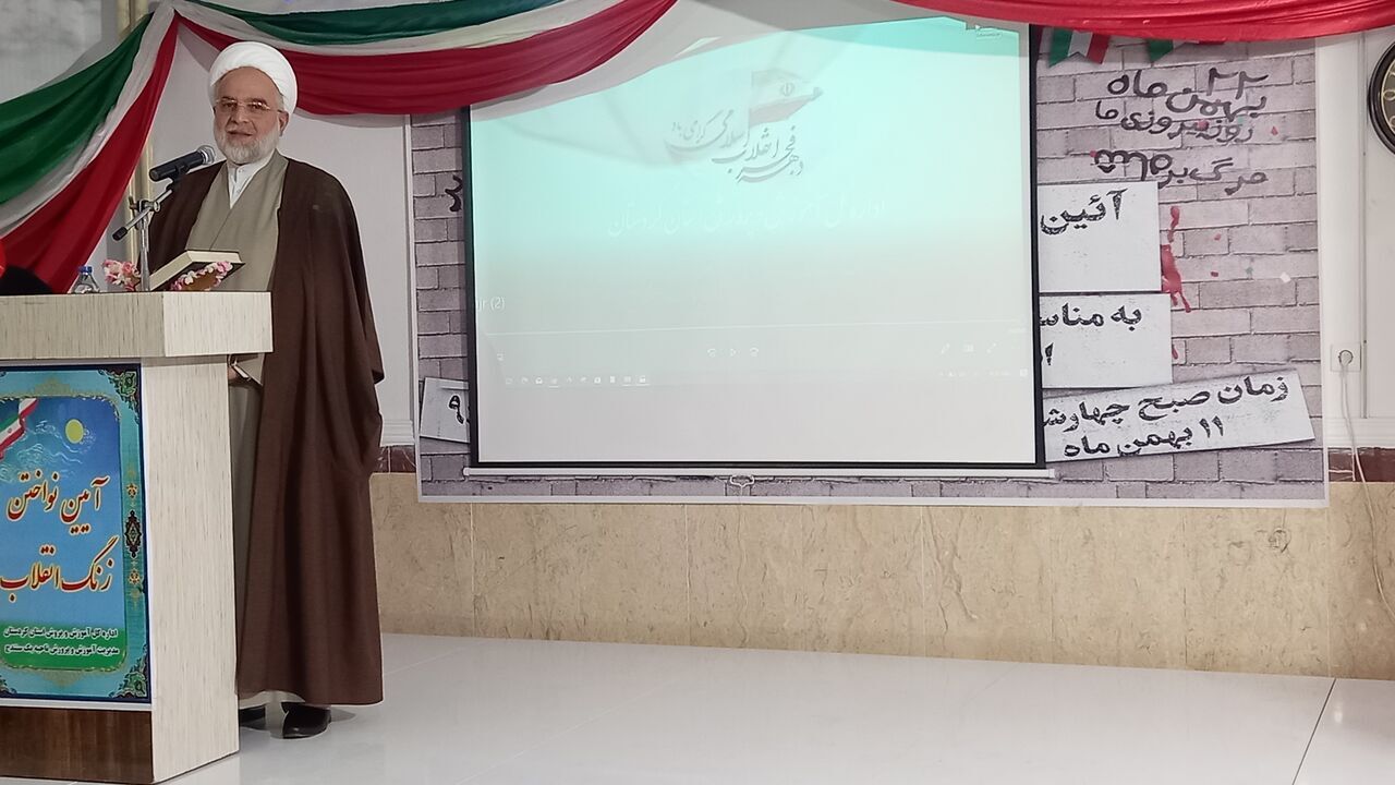 دانش‌آموزان در مسیر کسب علم تلاش کنند