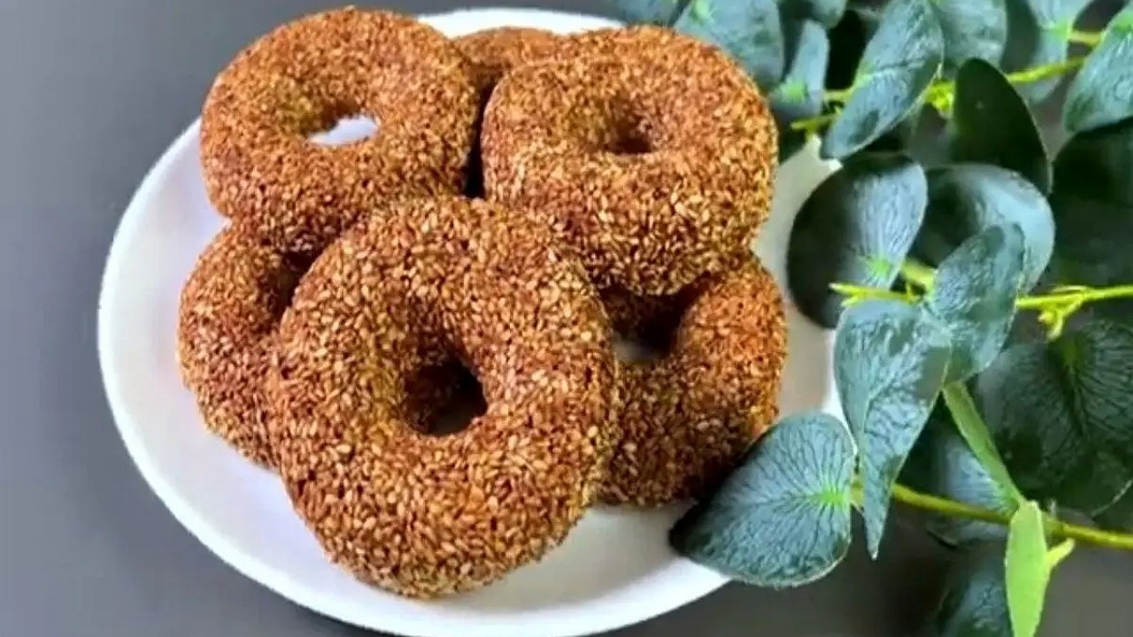 لذیذترین روش تهیه دونات کنجدی بدون نیاز به فر + فیلم