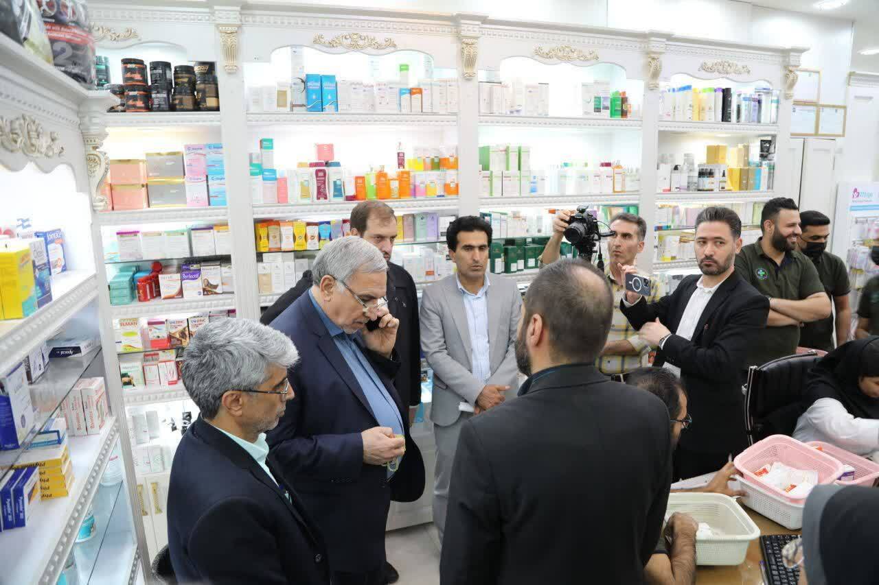 بازدید سرزده وزیر بهداشت از داروخانه‌های سطح شهر بندرعباس