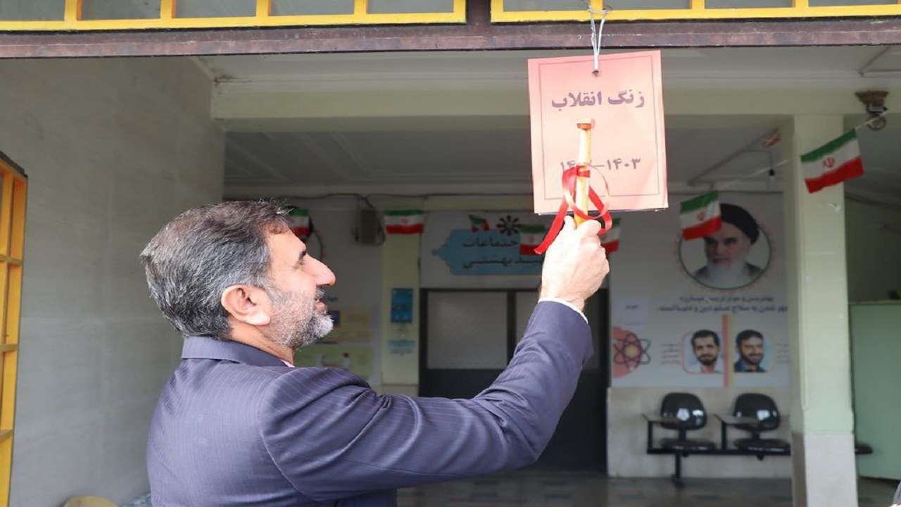 همزمان با آغاز دهه فجر زنگ انقلاب در مدارس لارستان نواخته شد + تصاویر