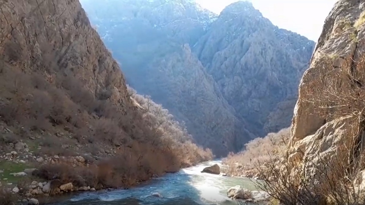 جلوه گری چشمه آوه تال رودخانه سیروان در میان کوه‌های روستای بندول + فیلم