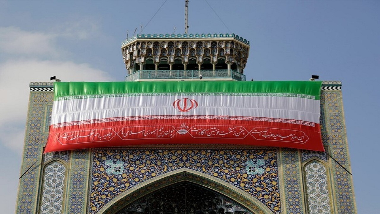 پرچم ایران بر ایوان نقاره‌خانه حرم مطهر رضوی نصب گردید + فیلم