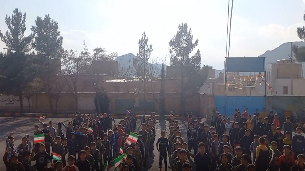 نواخته شدن زنگ انقلاب در دبستان شهید بهرام براتی شهر دهق + فیلم