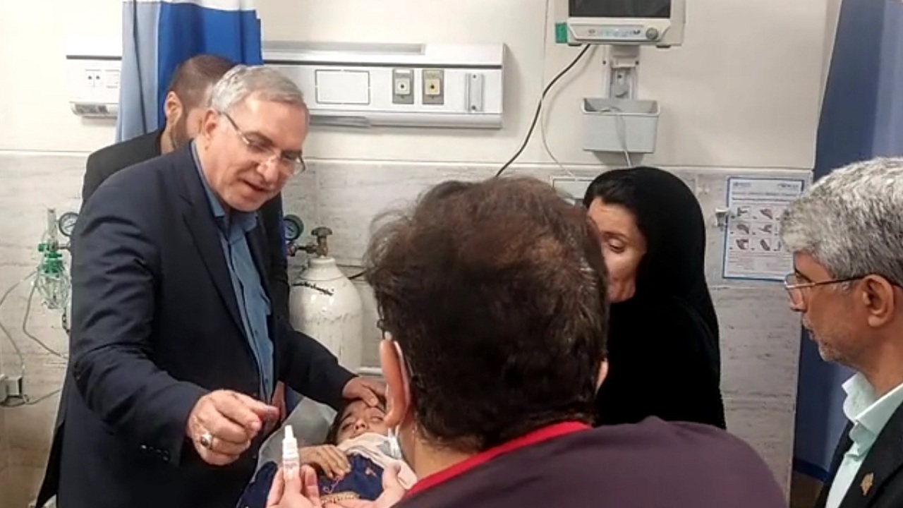 درمان چشم آسیب دیده دختر ۹ ساله بندرعباسی توسط وزیر بهداشت + فیلم