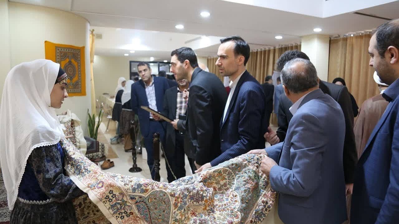 نمایشگاه صنایع‌دستی در دانشگاه باهنر کرمان برپا شد