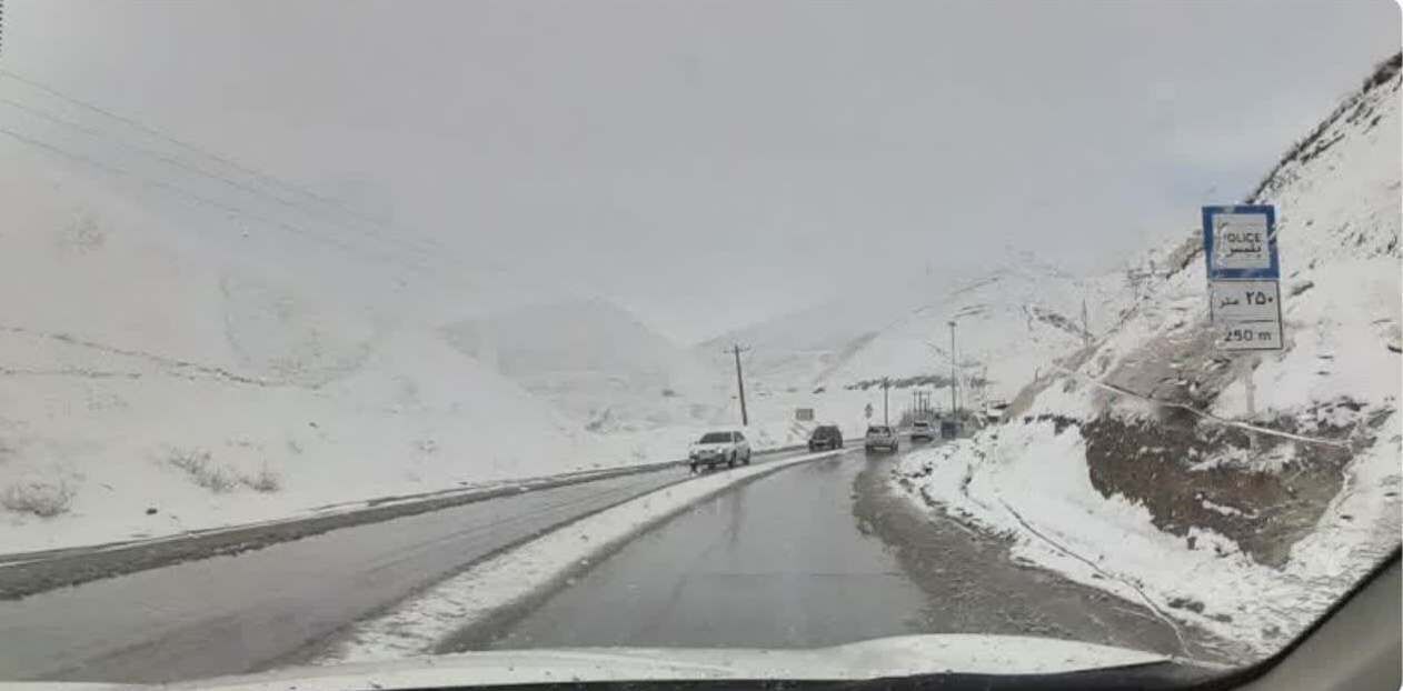 بارش برف در راه های البرز/ پرهیز از سفرهای غیر ضرور در جاده چالوس