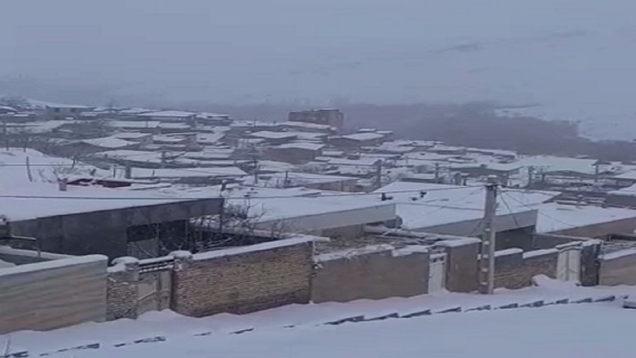 ارتفاع بیش از ۲۰ سانتی متری برف در روستای کهندان+فیلم