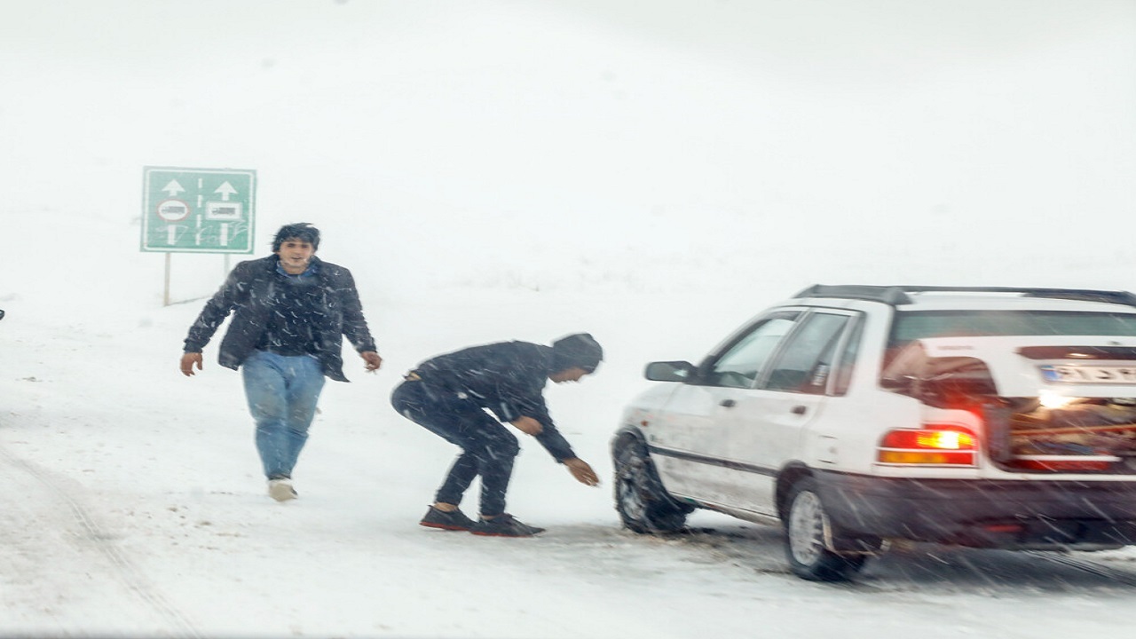 مسیر روستای فردو به سمت برف انبار مسدود است