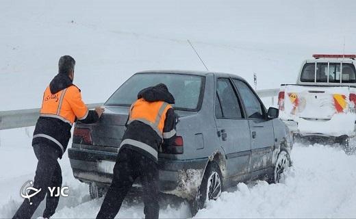 ️ امدادرسانی نیرو&zwnj;های راهداری بیجار به خودروهای گرفتار در برف  + تصاویر