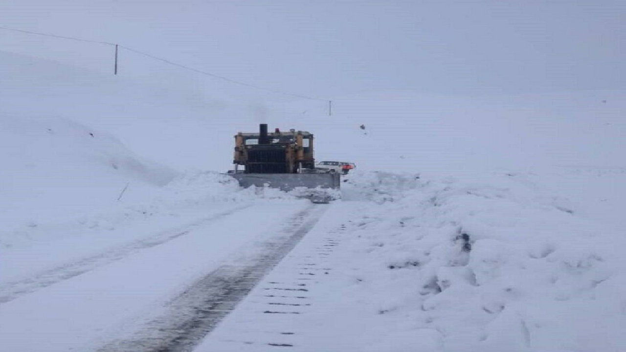 مصرف بیش از ۲ هزار تن ماسه و نمک برای برفروبی راه‌های استان قزوین