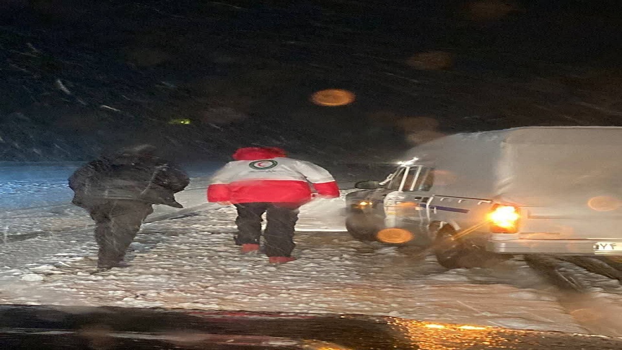 خدمت رسانی به سرنشین خودروی گرفتار در برف و کولاک در محور بروجن به لردگان