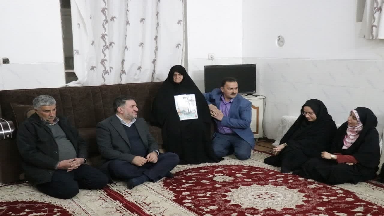 دیدار استاندار یزد با خانواده شهید مفقودالاثر مهریزی