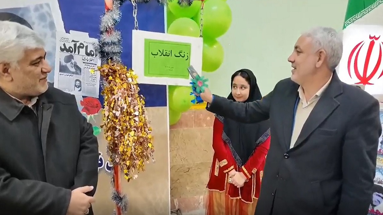 گوشه‌هایی از مراسم زنگ انقلاب در مدارس شهرستان بهارستان + فیلم