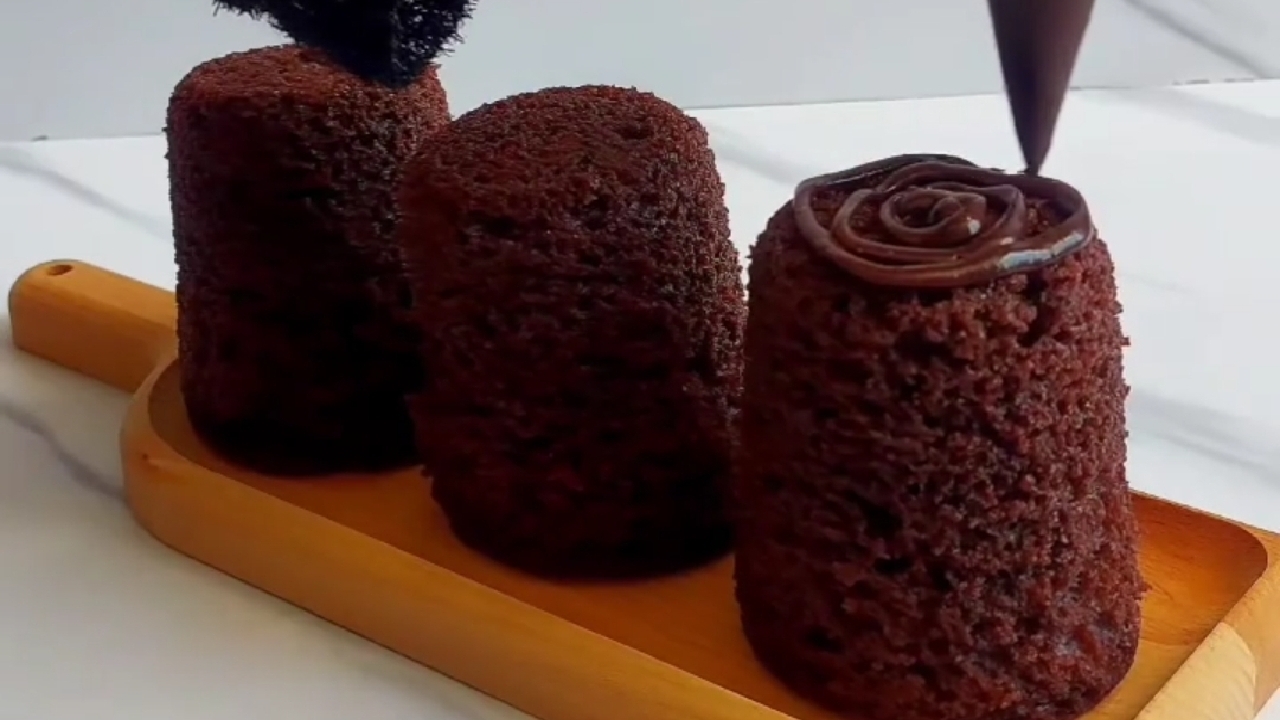 طرز تهیه کیک لیوانی بدون فر و همزن برقی + فیلم