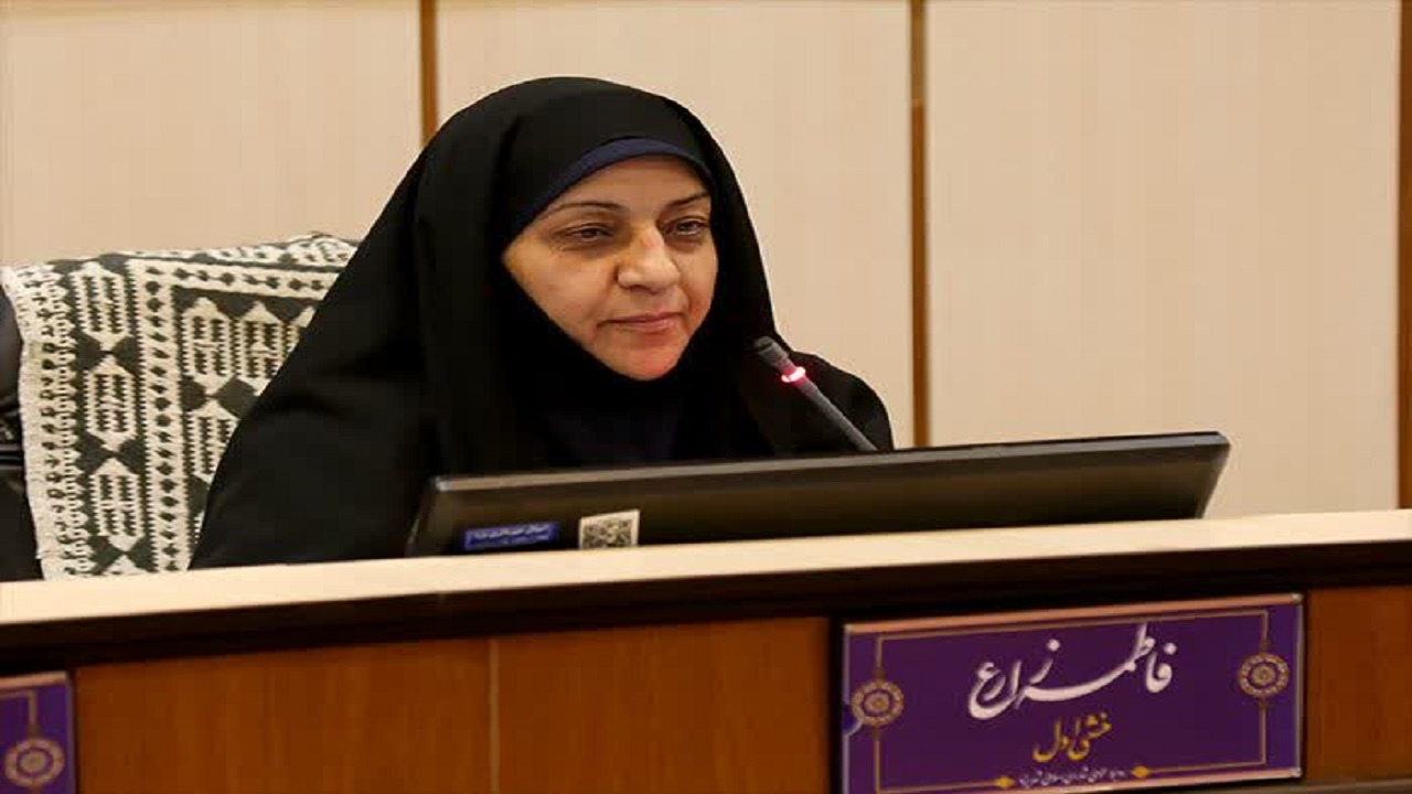 رنگ آمیزی تنه درختان شهر با محلول خاص برای حفظ درختان از آفات
