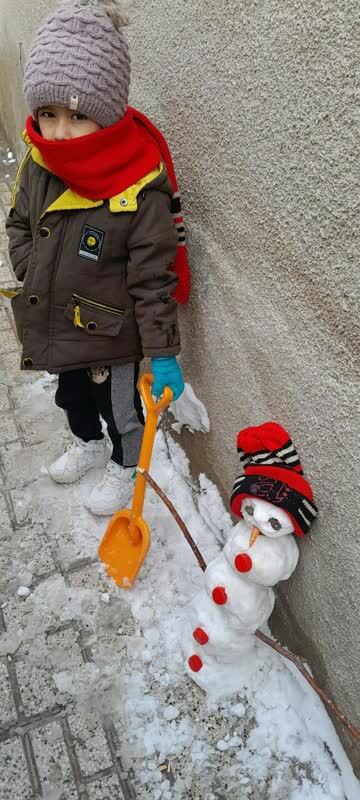 شادی کودک در یک روز زمستانی