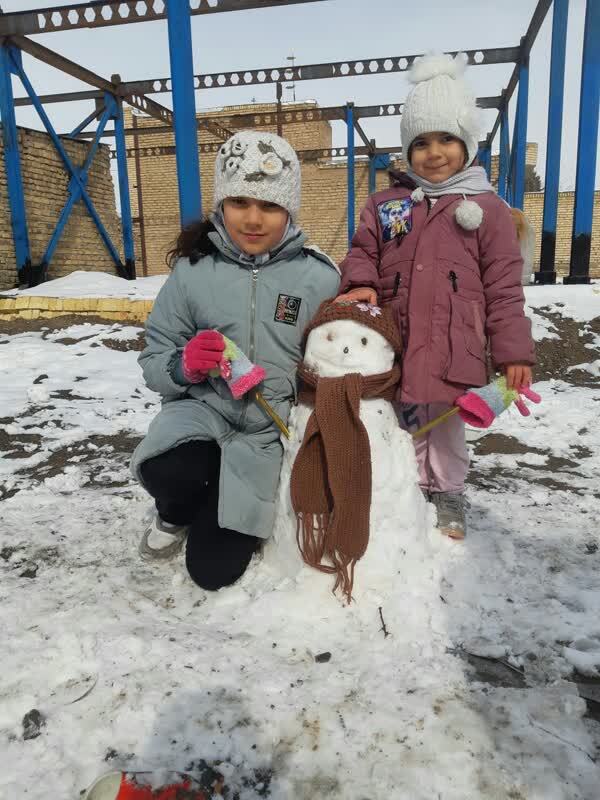 ساخت آدم برفی توسط کودکان