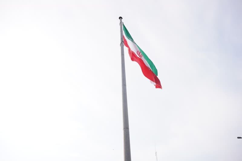 به اهتزاز درآمدم پرچم ایران