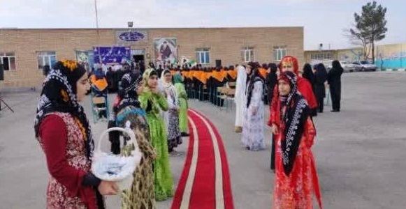 دختران با لباس محلی