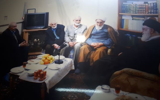 دیدار تعدادی از پدران شهید ازجمله مرحوم آیت الله ارومیان با رهبر معظم انقلاب