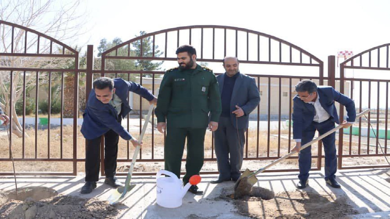 کاشت درخت در فرودگاه بین المللی زاهدان در راستای طرح مردمی کاشت یک میلیارد درخت