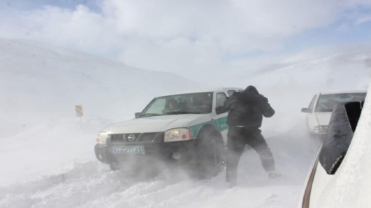 بارش برف و کولاک مسیرهای کوهستانی استان زنجان را فراگرفت