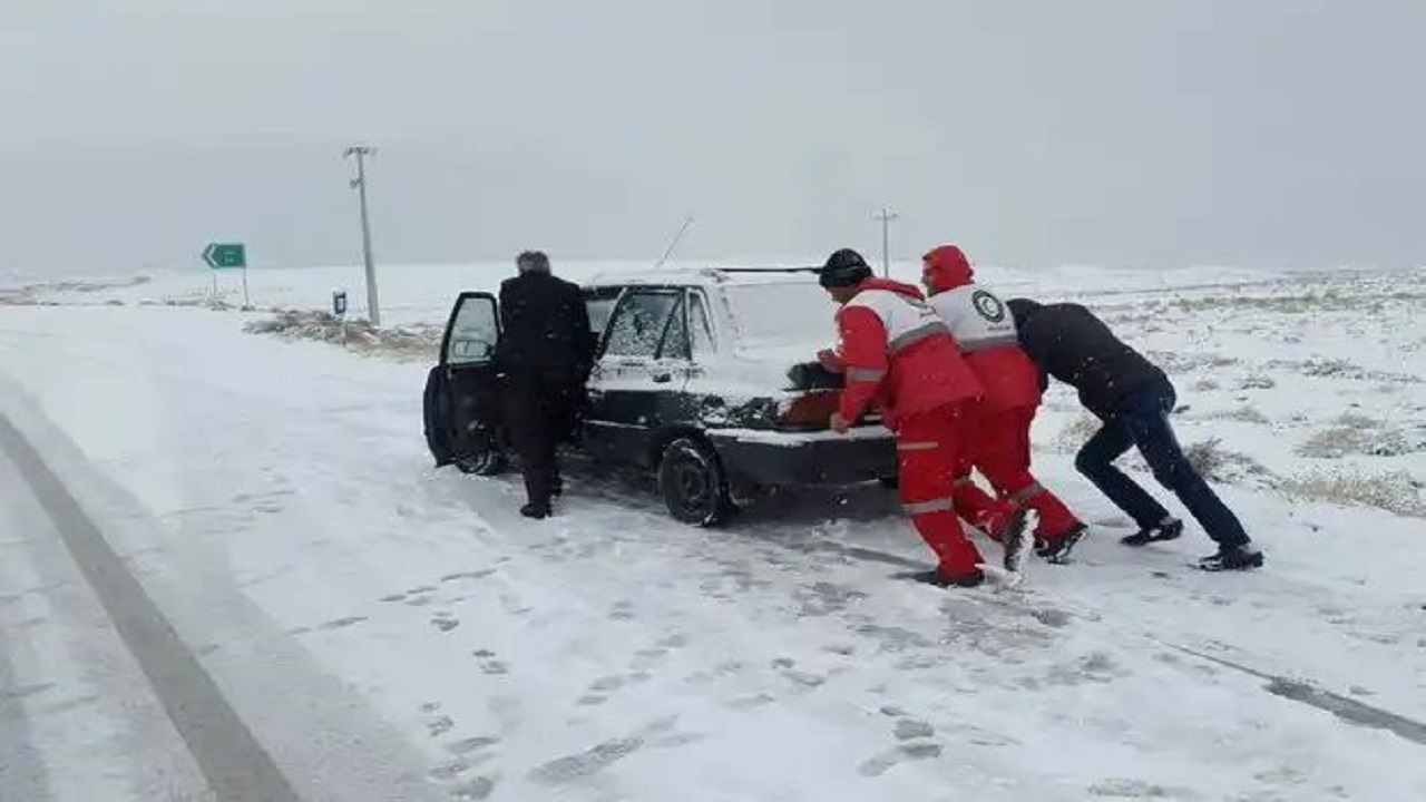 نجاتگران زنجان به ۱۱۲ مسافر گرفتار در برف و کولاک امدادرسانی کردند