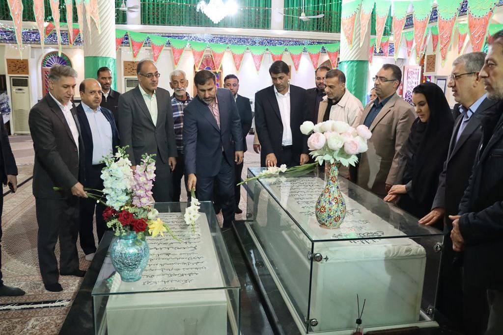 غبارروبی و گل افشانی مزار شهدا در لارستان