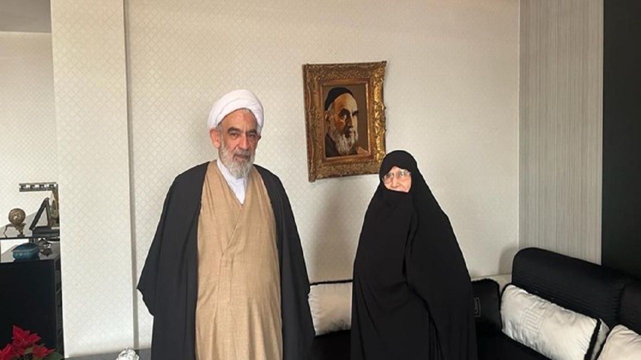 دختر امام خمینی (ره): مقام معظم رهبری در مواضع خود همچون امام شجاع و با صلابت هستند