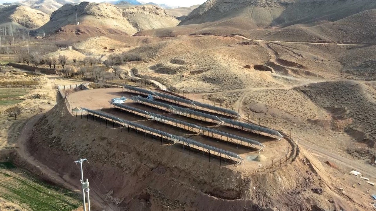 نصب پنلهای خورشیدی بر بام روستای پنداس کاشان