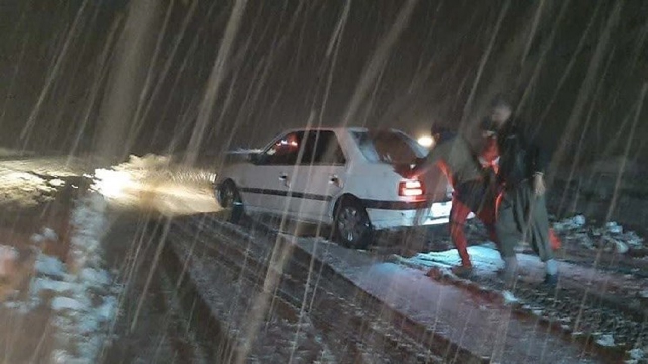 نجاتگران کرمانشاه به ۳۲۴ مسافر گرفتار در برف و کولاک امدادرسانی کردند