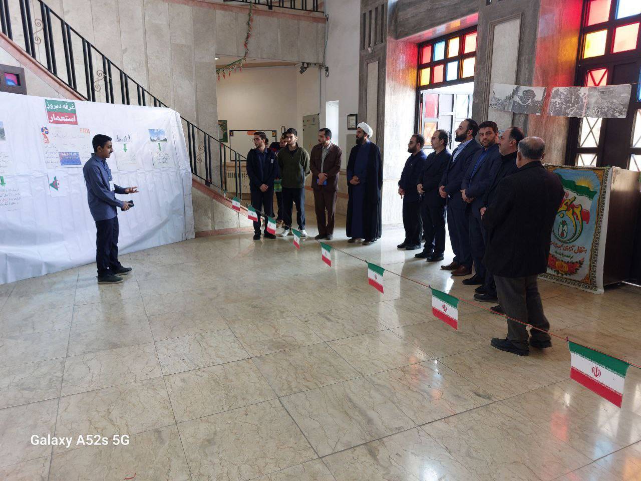 برگزاری نمایشگاه در مدرسه به مناسبت ایام الله دهه فجر