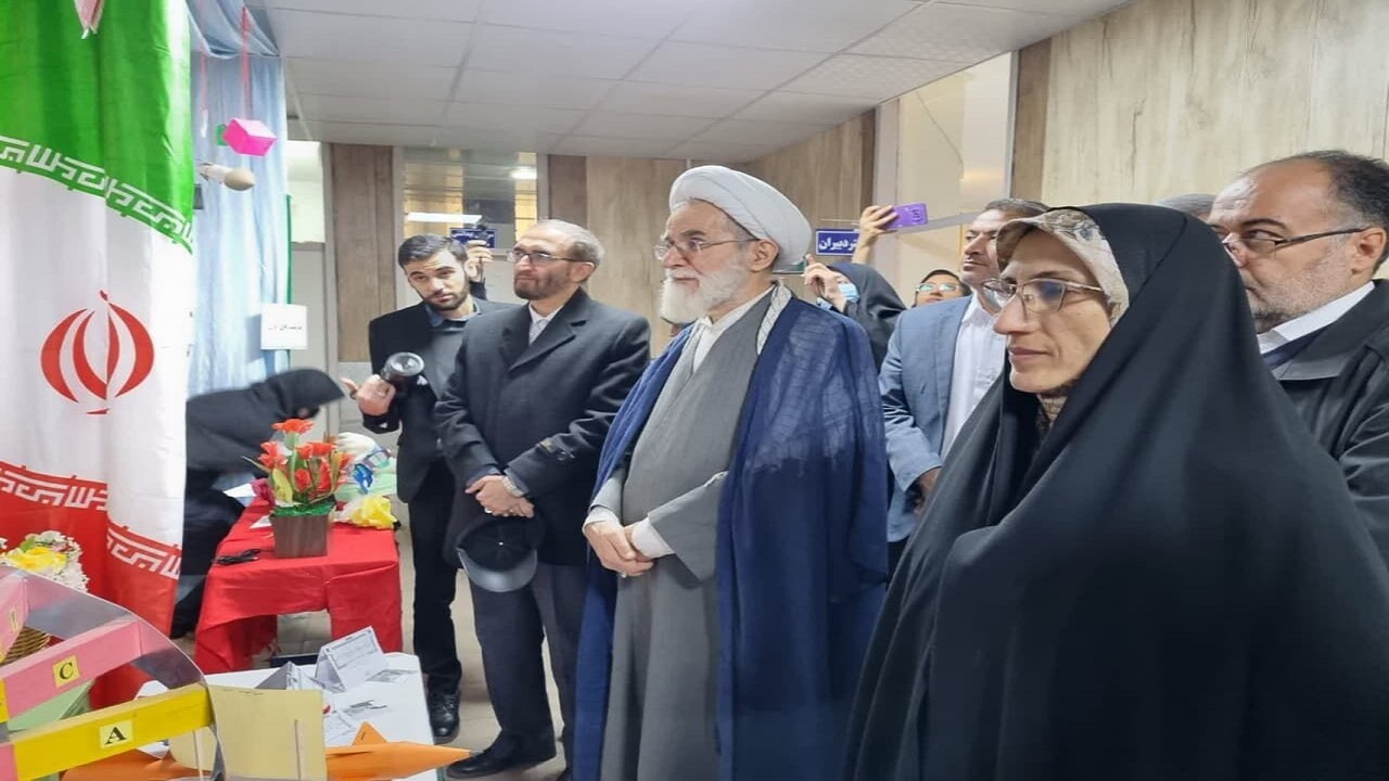 گشایش نمایشگاه دانش آموزی مدرسه انقلاب در قزوین